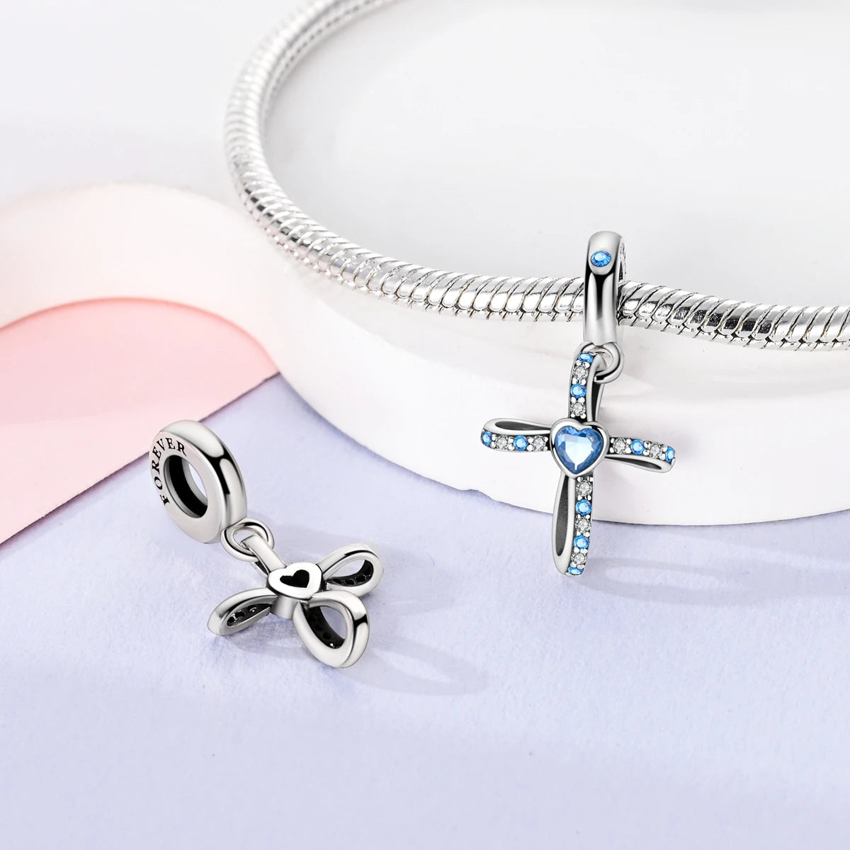 Bracciale Charm Argento 925 - Perle Blu, Gioielli Fai Da Te, Design Moderno e Minimalista Crea il tuo gioiello unico! Perle in argento sterling e charm eleganti.