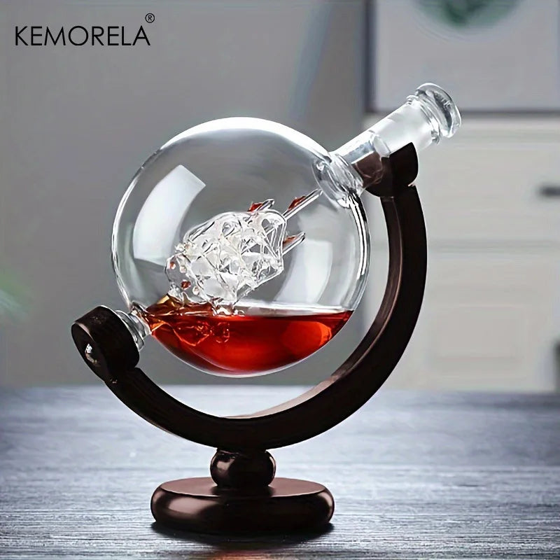 Set Decanter Globo 900ml + 2 Bicchieri Whisky - Supporto Legno, Senza Piombo